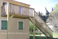 artecbois balcon-terrasse suspendue avec escalier exterieur en bois resineux traite permet l'acces direct au premier etage de la maison. L'acces privatif a l'etage permet de separer la maison en deux appartements distincts.