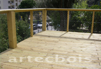 artecbois lames de terrasse suspendue avec garde-corps en piliers bois et panneaux de grillage pour fixer des plantes grimpantes