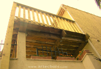 Cet avant toit en tuile a été surmonté d'une terrasse en bois.