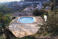 grande terrasse pour avec escalier en bois pour accéder à une piscine hors sol. Habillage en bois d'une plage de piscine