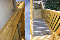 Toiture surélevée en terrasse accessible au jardin par un escalier exterieur en marches en caillebotis